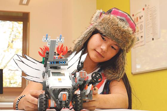 Einer der vielen Ferienangebote: Roboterworkshop.	Foto: KJR