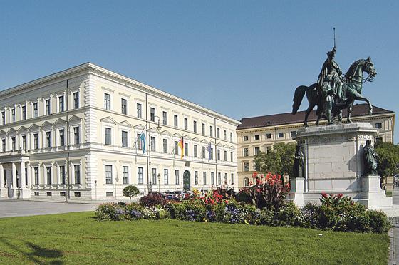 Früher voller Kunstschätze, heute voller Büros bayerischer Finanzbeamter. Palais Leuchtenberg. 	Foto: Finanzministerium