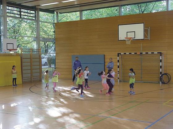 Viel Bewegung und Spaß beim Handballaktionstag in der Grundschule an der Jenaer Straße zusammen mit dem PSV München.	Foto: Verein