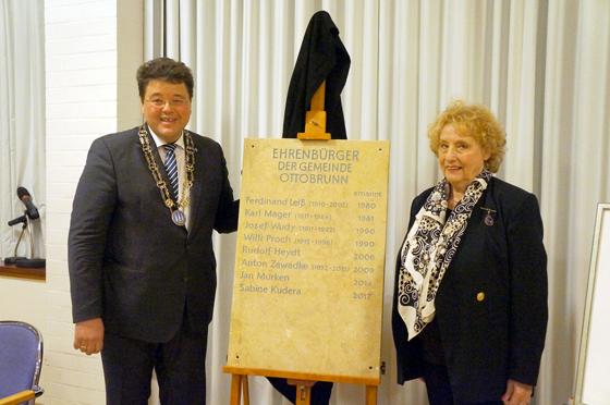 Bürgermeister Thomas Loderer gratulierte Altbürgermeisterin Prof. Dr. Sabine Kudera zur Ehrenbürgerwürde.	Foto: hw