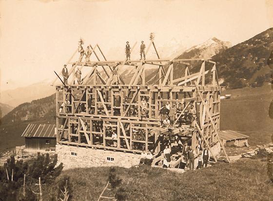 Richtfest auf der Falkenhütte (1922) am Fuße der Laliderer Wände im Karwendel. 	Foto: DAV