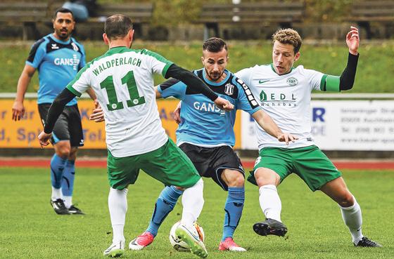 Mit einem deutlichen 5:1-Sieg haben die Fußballer des SV Waldperlach (weiß-grün) ihre Spitzenposition in der Kreisliga 3 gefestigt.	Foto: Christian Riedel