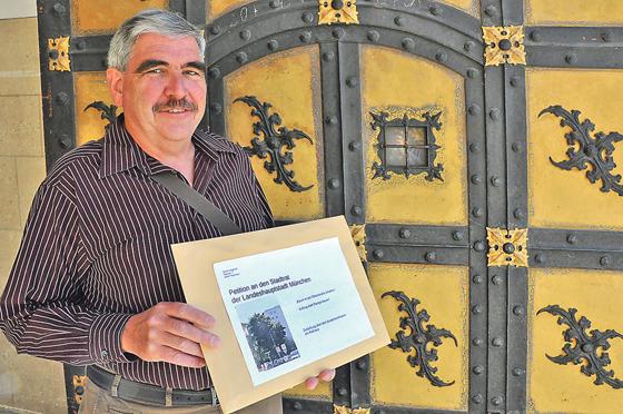 Um einen Spitzahorn in der Otkerstraße in Giesing zu erhalten, hat Anwohner Dieter Hügenell kürzlich eine Petition im Rathaus eingereicht. 			        Foto: Dieter Hügenell