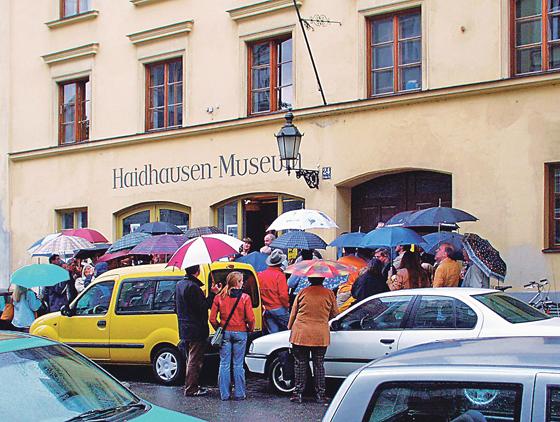Beliebter Ort: Geschichtsinteressierte warten trotz strömendem Regens vor dem Haidhausen-Museum.	Foto: VA