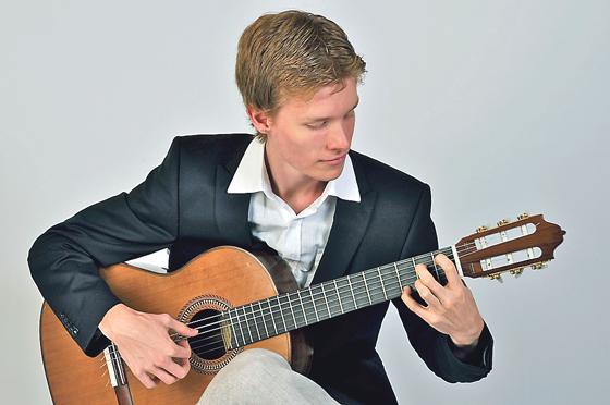 Nachwuchsgitarrist Fabian Wittkowski spielt am 19. November im Ebersberger Arkadenhaus.	Foto: VA