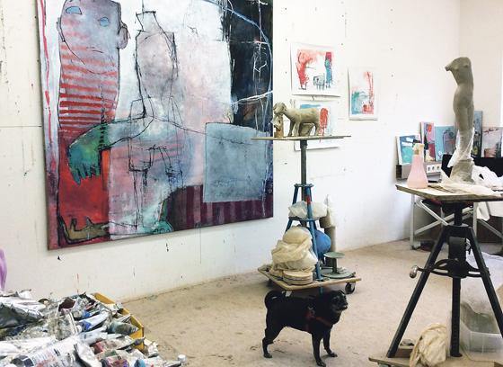 Sigrid Mathews und Friederike Oeser zeigen ihre neuen Werke in ihrem Atelier in Ottobrunn. 	Foto: VA