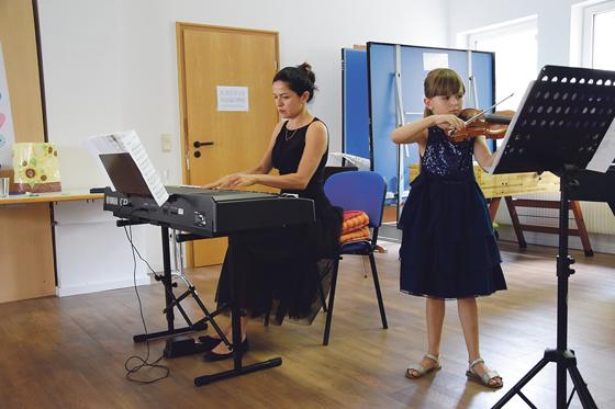 Konzertpianistin Ulviyya Abdullayeva und ihre Tochter Anastasia verzaubern das Publikum. 	Foto: VA