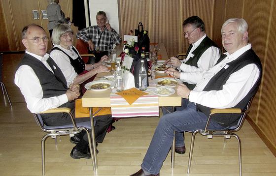 Auch die Musiker der »Staad Lustigen« (vl.): Hermann Egl, Gretl Krahmer, Georg Stadler und Max Aigner ließen sich das Essen schmecken.	Foto: privat