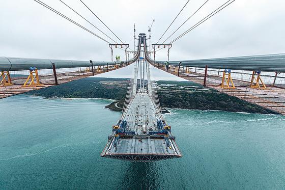 Bau der Sultan Selim Brücke 2016: Mit 1408 Metern Länge überspannt diese neuartige Hänge-/Schrägseilbrücke den Bosporus und verbindet Europa mit Asien.	Foto: ICA