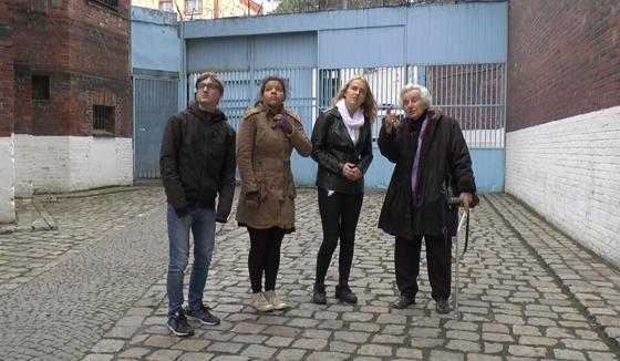 Zurück in Wroclaw: Anita Lasker-Wallfisch erzählt Jugendlichen im Gefängnishof von ihrer eigenen Jugend im einstigen Breslau.	Foto: Karin Kaper Film