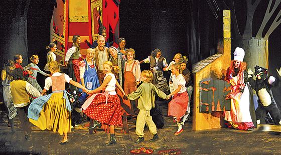 In großer Besetzung tritt das Freie Landestheater im Kubiz mit dem Stück »Hänsel und Gretel« auf. 	Foto: VA