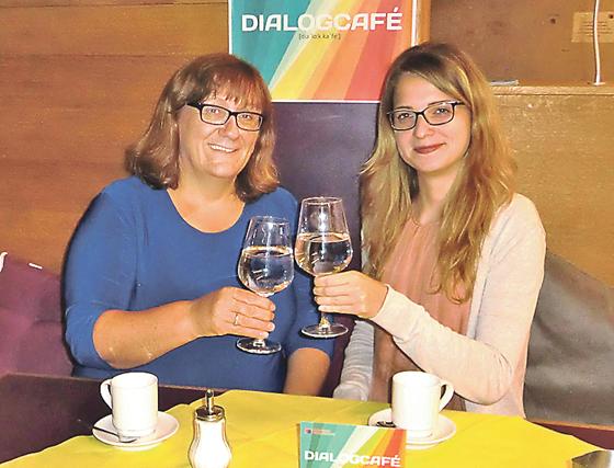 Die Gastgeberinnen des Dialogcafés in Milbertshofen: Simone Glück und Karmela Vellguth	Foto: Kulturhaus Milbertshofen