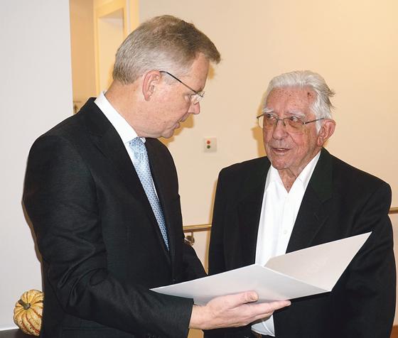 Bürgermeister Jan Neusiedl gratulierte Pfarrer Robert Berger zu seinem stolzen 100. Geburtstag.	 F.: Gemeinde Grünwald