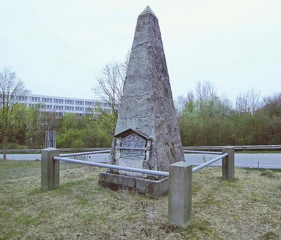 Die Basispyramide Unterföhring liegt südlich des Heizkraftwerks.	Foto: Maximilian Dörrbecker, CC BY-SA 2.0