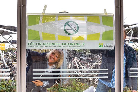 Bürgermeisterin Gabriele Müller startet Aufruf für rauchfreie Bushäuschen in Haar.	Foto: oh