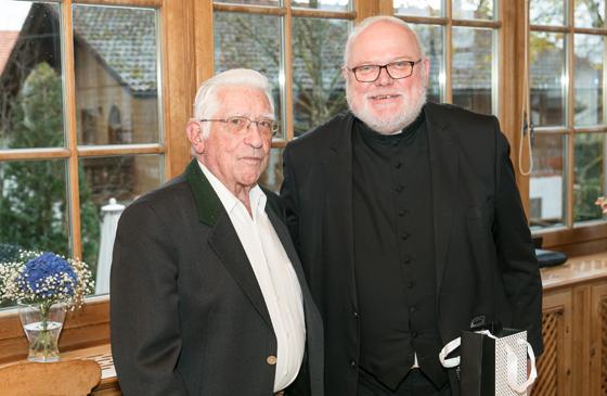 Kardinal Reinhard Marx (rechts) gratulierte Pfarrer Robert Berger zum 100. Geburtstag. Er lebt heute in Grünwald.  	Foto: Erzbischöfliches Ordinariat München/Klaus D. Wolf