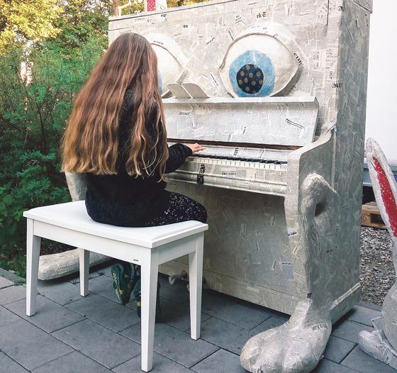 Eines der Piano-Ideen 2017: »Kaninchen-Klavier« von Antonia und Papa Pezi, Schülerin und Grafiker, am Kiosk der Thalkirchner Brücke. 	Foto: Peter Mertens, Isarlust e.V.