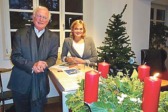 Ursula Trischler und Gerhard Schmitt-Thiel lesen weihnachtliche Texte vor.	Foto: VA