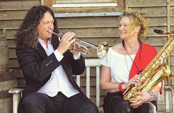 Die beiden Musiker Sonja und Karlheinz Höflich bilden das Duo duopoli.	   Foto: Tanja Kraus, Rosenrot Photography