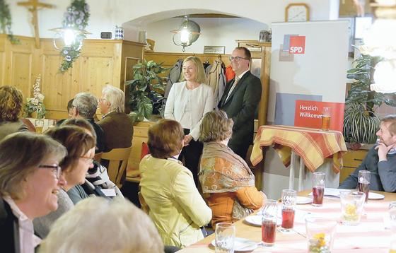 Doris Rauscher und Markus Rinderspacher genossen den Zuspruch ihrer Gäste.	Foto: Büro Rauscher