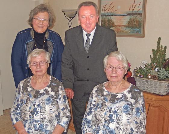 Gerda Rothhaupt und Udo Ockel gratulierten den Zwillingen herzlich zu ihrem 80. Geburtstag. 	Foto: Gartler