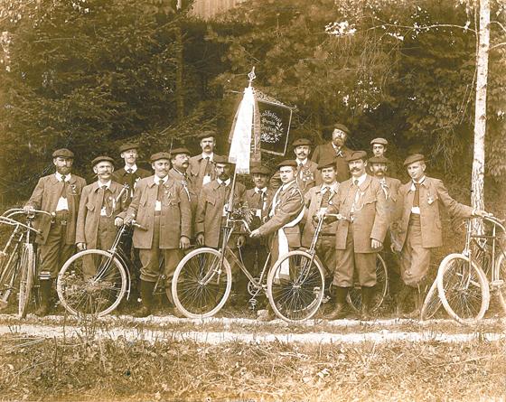 Der Radfahrer-Verein Grafing bei der Feier seines 10-jährigen Bestehens im Jahr 1899. 	Foto: Max Oswald, Grafing