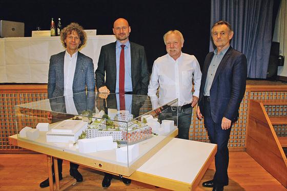 Von links nach rechts: Johann Spengler, Jürgen Büllesbach, Andreas Uhmann und Dietrich Fink vor dem Modell des geplanten Neubaugebiets auf dem Paulanergelände.                Foto: js
