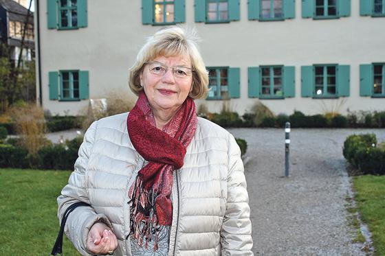 Während der 21-jährigen Amtszeit und unter der politischen Beteiligung von Johanna Salzhuber wurde das Pelkovenschlössl (Hintergrund) zum Kultur- und Bürgerhaus.	Foto: js