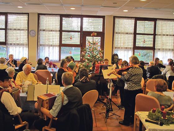 Auch heuer wieder bei »Weihnachten für Einsame« die Stubnmusik mit Hermann und den Harthauser Ziacherer zu Gast. 	Foto: privat