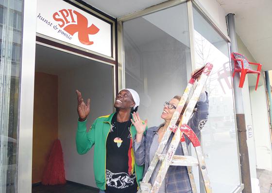 Wirt Andy vom benachbarten Bacchusstüberl (links) und Künstlerin Katharina Schweissguth freuen sich auf die Eröffnung des »Spix«.				          Foto: VA
