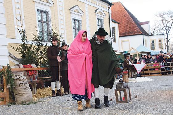 Vorm alten Schloss veranstalten die Trachtler am 3. Advent ihr lebendiges Krippenspiel.	Foto: Birkenstoana
