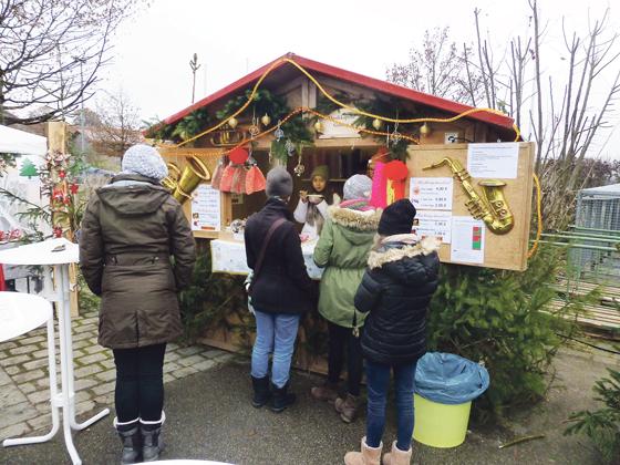 Klein, aber fein ist der Weihnachtsmarkt in Pliening, der heuer zum 15. Mal stattfindet.	Foto: Georg Rittler
