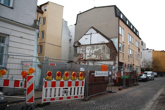 Jeden Freitag treffen sich die Anwohner am ehemaligen Uhrmacherhäusl in Obergiesing zur Mahnwache. Die Stadt will das Gebäude möglichst wieder aufbauen.	Foto: js