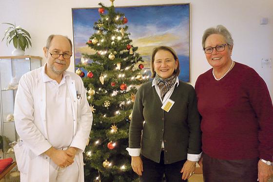 Dr. Hans Pohlmann, Verena Gräfin von Plettenberg und Hedwig Gräfin zu Münster freuen sich mit allen anderen Veranstaltern auf viele Besucher beim Weihnachtsmarkt. 	Foto: hw