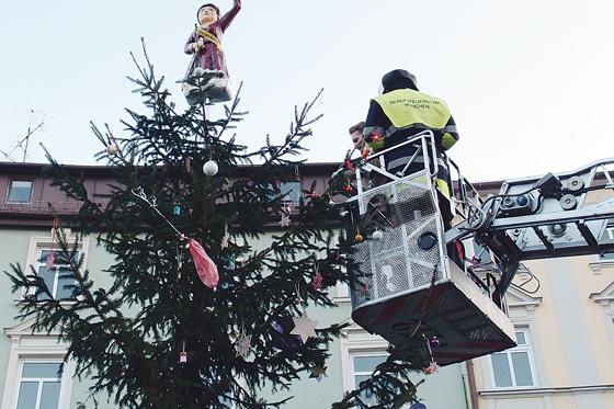 Die Feuerwehr hat wieder die ehrenvolle Aufgabe den »Stern« auf die Spitze des Weihnachtsbaum zu setzen.	Foto: VA