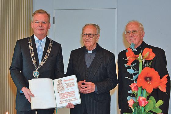 Bürgermeister Jan Neusiedl, Diakon Anton Häckler und Weihbischof em. Engelbert Siebler (v.l.).	Foto: Gemeinde Grünwald