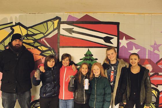 Der Graffitikünstler Phil One mit den Schülerinnen des Gymnasiums Höhenkirchen-Siegertsbrunn. 	         Foto: VA