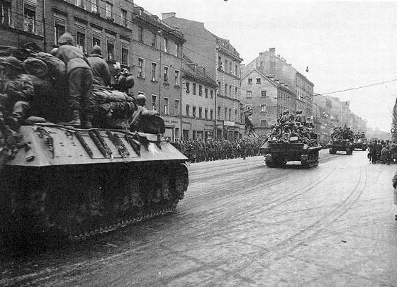 Die Amerikaner kommen: US-Panzer in der Rosenheimer Straße.	Quelle: Haidhausen-Museum/Stadtarchiv