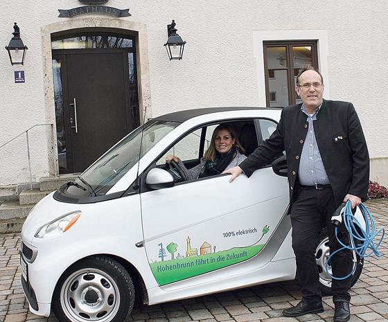 Der neue E-Smart vor dem Hohenbrunner Rathaus mit Klimaschutzmanagerin Tanja Hellmann und Bürgermeister Dr. Stefan Straßmair.	Foto: Gemeinde Hohenbrunn