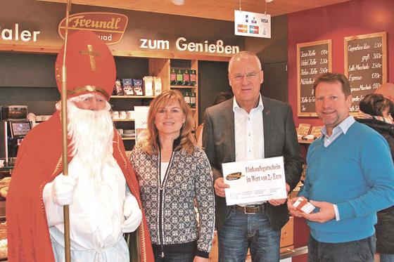 Walter Brilmayer (2. v. re. ) nahm die Spende für Bedürftige in der Bäckerei Freundl dankend an.	Foto: Stadt Ebersberg