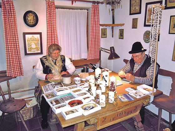 Rosemarie und Rudi Maierbacher bei ihrem kunsthandwerklichen Schaffen im Museum. 	Foto: Archiv der Stadt Grafing