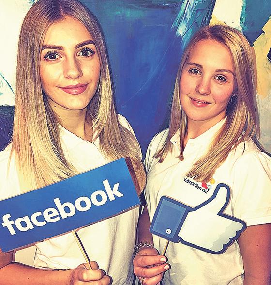 VHS Mitarbeiterinnen Catharina Henze und Shari Müller  werben für den neuen Facebook-Auftritt.	Foto: vhs