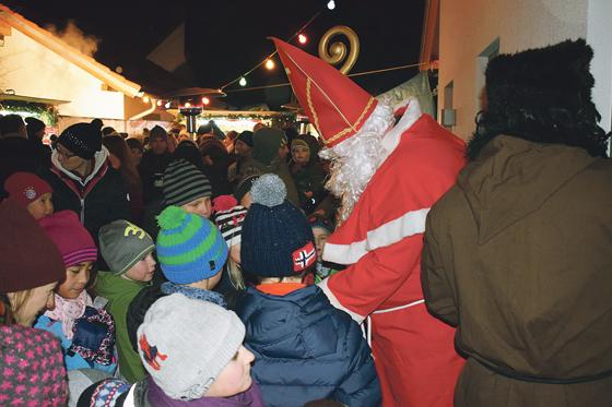 Der Nikolaus aus Oberschleißheim hatte für jedes Kind ein Geschenk dabei. 	Foto: Wolfgang Mende