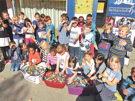 Die Kinder der Mittagsbetreuung an der Grundschule Ost sind stolz: so viele bunte Deckel! 	Foto: NBH Garching