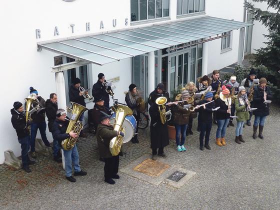 Die Musikkapelle Gelting spielt an Silvester an mehreren Orten in den Gemeinden Pliening und Poing.	Foto: Verein