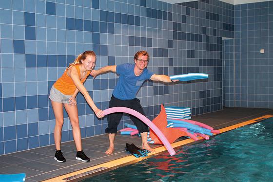 Fiona Hörger und Michael Schmid vom Team Sportkonzepte leiten das Schwimmprojekt an der Schule. 	Foto: Martin Hörger