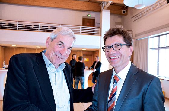 Gerhard Sumper (l.) mit seinem Nachfolger im Hauptamt, Wolfgang Walter.	Foto: MO
