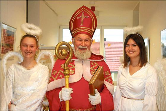 Der Nikolaus mit seinen Engeln Marie und Nadine brachten den Kindern schöne Geschenke. 	Foto: KSB Ebersberg