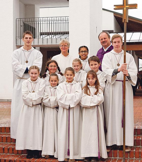 Die Pfarrei Pfarrei St. Ulrich Unterschleißheim freut sich über ihre acht neuen Ministranten. 	Foto: Pfarrei