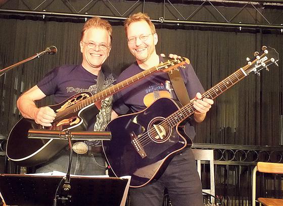 Das Gitarrenduo »M&M«, Michael Orth und Martin Schröder, zu Gast im Kulturhaus Neuperlach	Foto: VA
